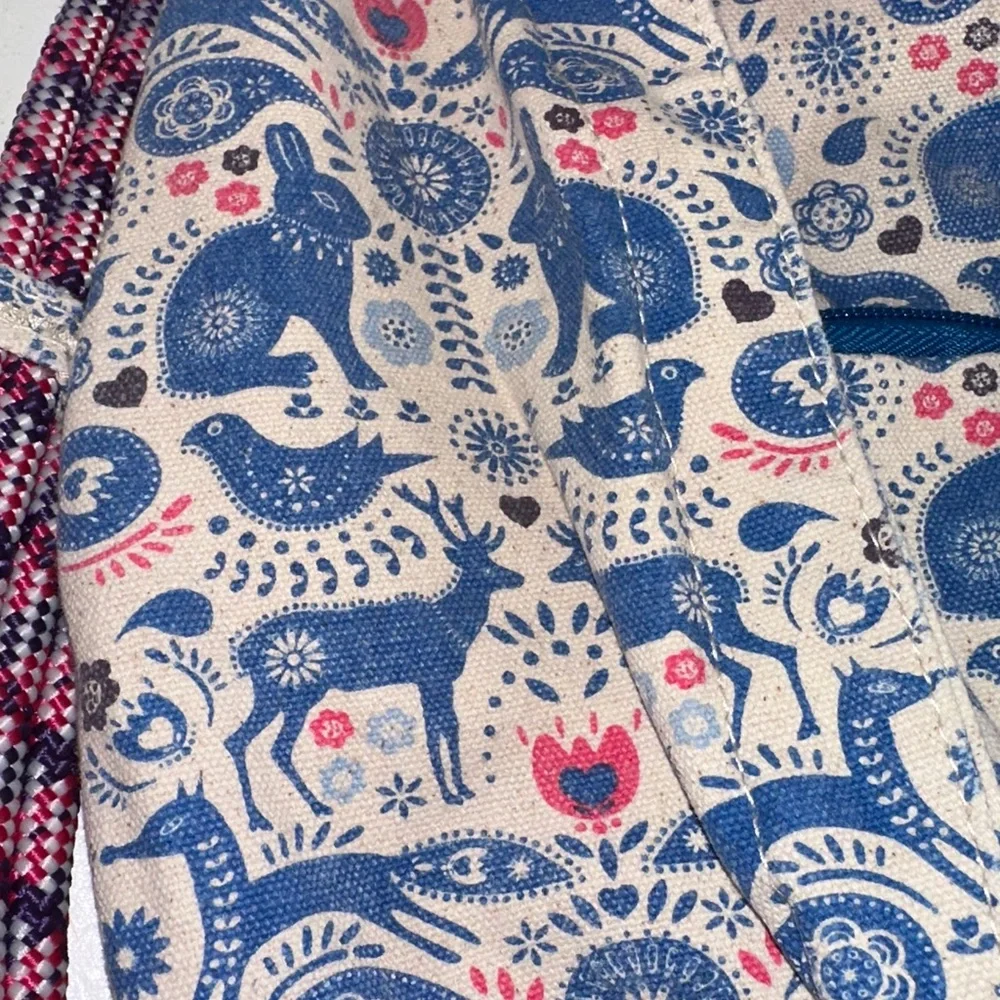 Kavu Geometric Triangle Sling Backpack Royal blue animals on cream Cream